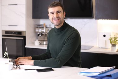 Mutfaktaki yakışıklı genç adamın portresi.