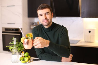 Mutfakta limonlu ve nane likörlü genç bir adamın portresi.