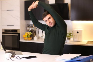 Mutfakta çalışan yakışıklı bir gencin portresi.