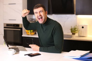 Mutfakta çalışan yakışıklı bir gencin portresi.