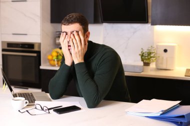 Mutfakta çalışan yakışıklı bir gencin portresi.