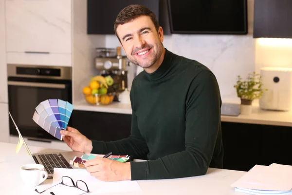 Porträtt Stilig Ung Man Med Laptop Och Färgprover Köket — Stockfoto