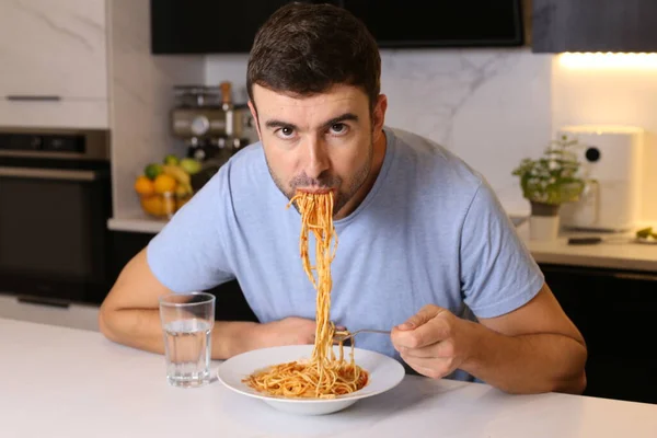 Portret Van Knappe Jongeman Die Spaghetti Eet Keuken — Stockfoto