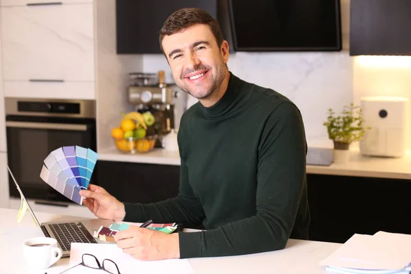 Porträtt Stilig Ung Man Med Laptop Och Färgprover Köket — Stockfoto