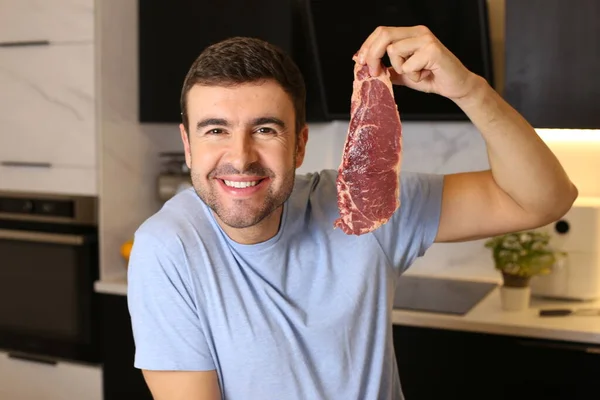 Portret Van Knappe Jongeman Met Rauw Vlees Biefstuk Keuken — Stockfoto