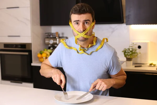 キッチンでの測定テープで縛られた頭を持つハンサムな若い男の肖像画 食事の概念 — ストック写真