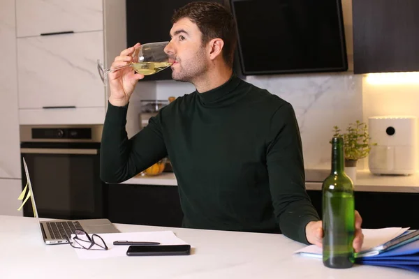 Porträtt Stilig Ung Man Med Glas Vin Som Arbetar Hemifrån — Stockfoto