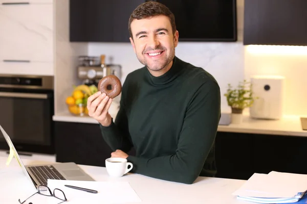 Portret Van Knappe Jongeman Eten Donut Met Koffie Tijdens Het — Stockfoto