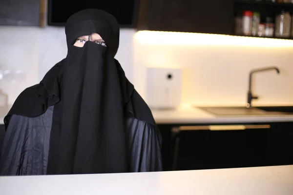 Gros Plan Personne Dans Masque Musulman Femme Maison — Photo