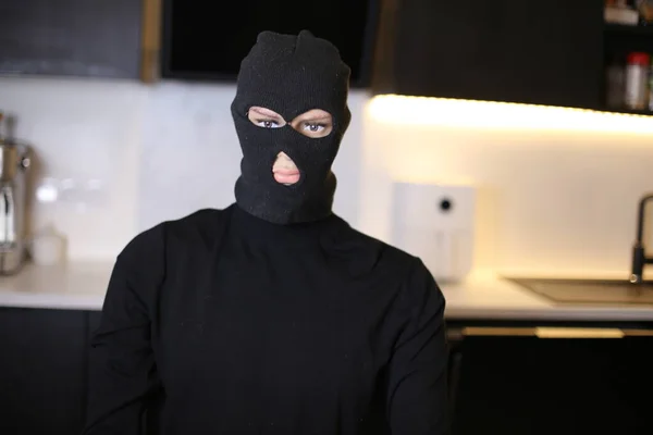 家中戴强盗面具的人的特写镜头 — 图库照片
