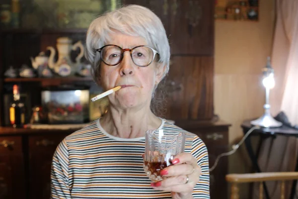 Close Portrait Mature Woman Cigarette Glass Whiskey Home — Foto Stock