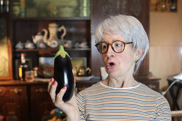 Close Portrait Mature Woman Eggplant Home — Stockfoto