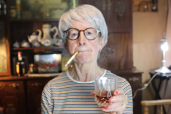 Close Portrait Mature Woman Cigarette Glass Whiskey Home — Foto Stock