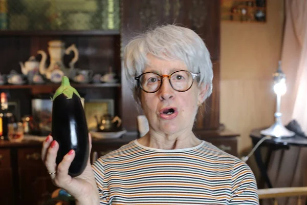 Close Portrait Mature Woman Eggplant Home — Foto Stock