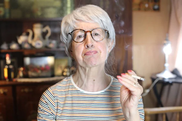 在家中吸烟的成熟女人的特写 — 图库照片