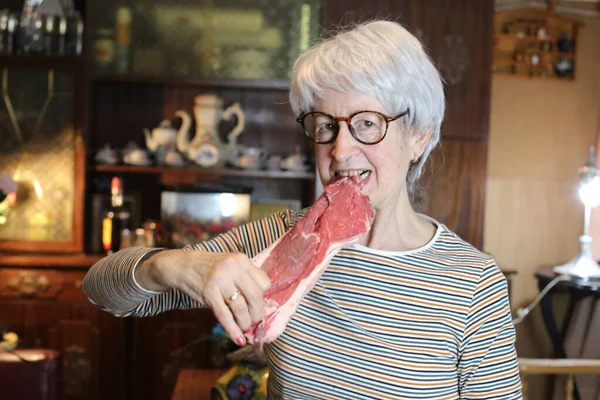Close Portrait Mature Woman Raw Beef Steak Home — Foto Stock
