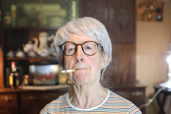 在家里吸烟的成熟女人的特写 — 图库照片