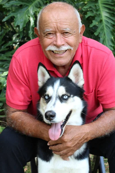 Close Portrait Happy Mature Man His Husky Dog Park — Stockfoto