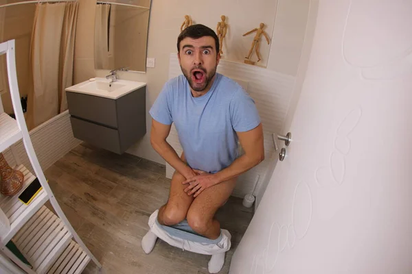 Weitwinkelaufnahme Eines Jungen Mannes Toilette — Stockfoto