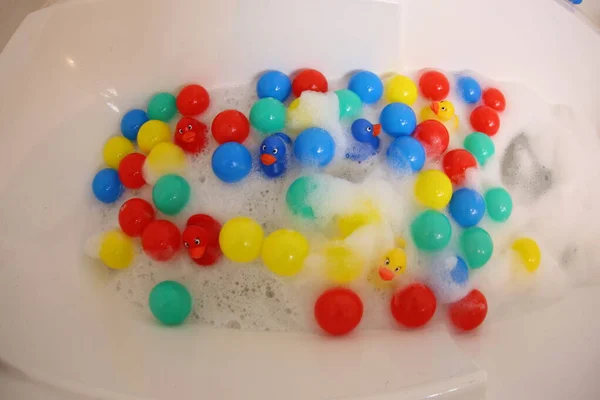 Close Shot Bathtub Foam Colorful Rubber Ducks Balls — Foto de Stock