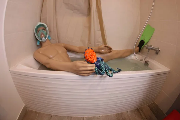 Wide Angle Shot Mannequin Snorkeling Mask Flippers Bath Tub — Zdjęcie stockowe