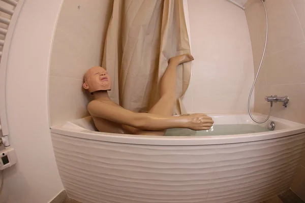 Wide Angle Shot Mannequin Crying Baby Head Bath Tub — Photo