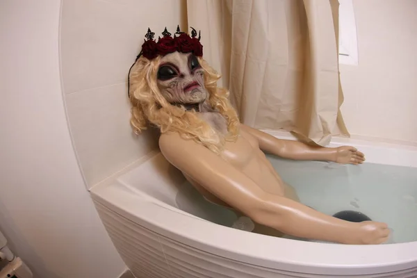 Wide Angle Shot Mannequin Alien Head Bath Tub — Stok fotoğraf
