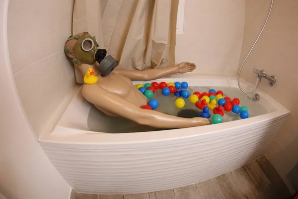 Wide Angle Shot Mannequin Gas Mask Bath Tub — Stockfoto