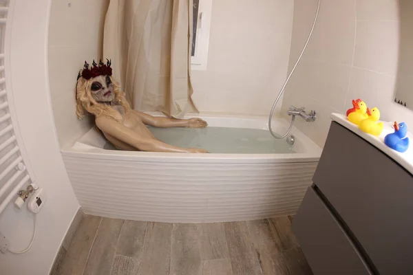 Wide Angle Shot Mannequin Alien Head Bath Tub — Stockfoto