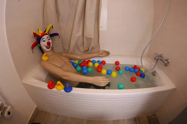 Wide Angle Shot Mannequin Clown Mask Head Bath Tub — Stockfoto
