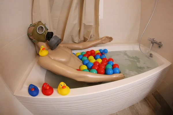 Wide Angle Shot Mannequin Gas Mask Bath Tub — Stockfoto