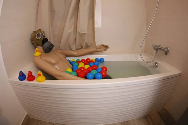 Wide Angle Shot Mannequin Gas Mask Bath Tub — ストック写真