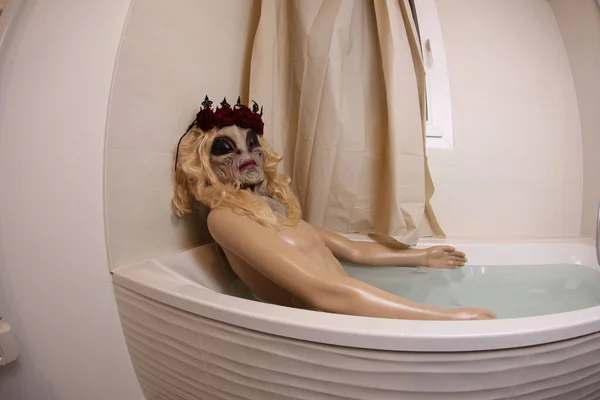 Wide Angle Shot Mannequin Alien Head Bath Tub — Zdjęcie stockowe
