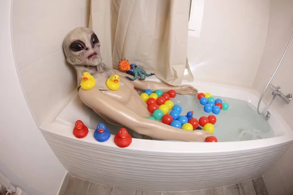 Wide Angle Shot Mannequin Alien Head Bath Tub — Foto de Stock