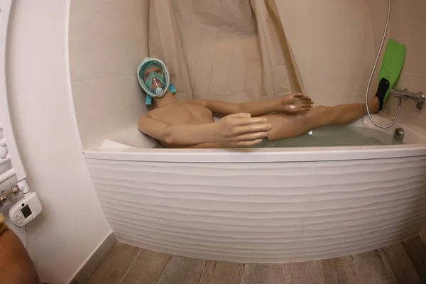 Wide Angle Shot Mannequin Snorkeling Mask Flippers Bath Tub — ストック写真