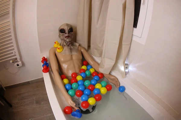 Wide Angle Shot Mannequin Alien Head Bath Tub — Fotografia de Stock