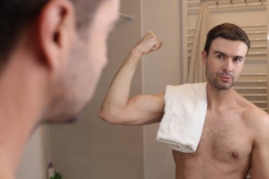 Banyoda aynanın önünde genç bir adamın portresi.