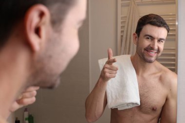 Banyoda aynanın önünde genç bir adamın portresi.