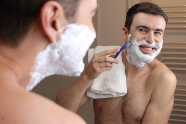 Banyoda aynanın önünde genç bir adamın portresi.