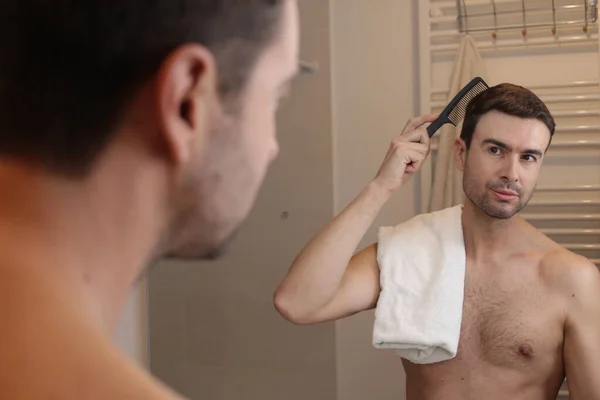 Portrait Beau Jeune Homme Brossant Les Cheveux Devant Miroir Dans — Photo