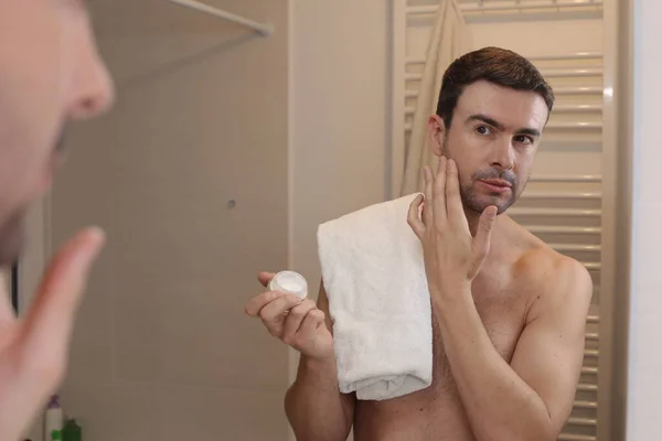 Yakışıklı Genç Adamın Portresi Banyoda Aynanın Önünde Sakal Kremi Sürüyor — Stok fotoğraf