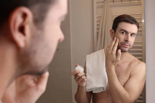 Portrait Beau Jeune Homme Appliquant Baume Barbe Devant Miroir Dans — Photo