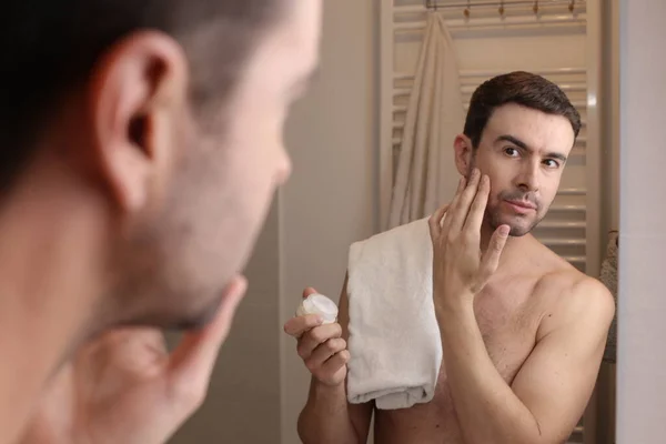 Porträt Eines Gutaussehenden Jungen Mannes Der Bartbalsam Vor Dem Spiegel — Stockfoto