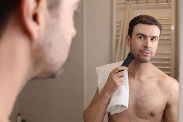 Portrait Beau Jeune Homme Rasage Barbe Avec Tondeuse Électrique Devant — Photo