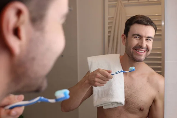 Портрет Красивого Молодого Человека Чистящего Зубы Перед Зеркалом Ванной Комнате — стоковое фото
