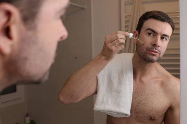 Porträt Eines Gutaussehenden Jungen Mannes Der Badezimmer Vor Dem Spiegel — Stockfoto