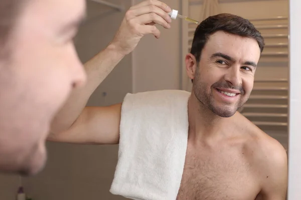 Yakışıklı Genç Adamın Portresi Banyoda Aynanın Önüne Saç Yağı Sürüyor — Stok fotoğraf