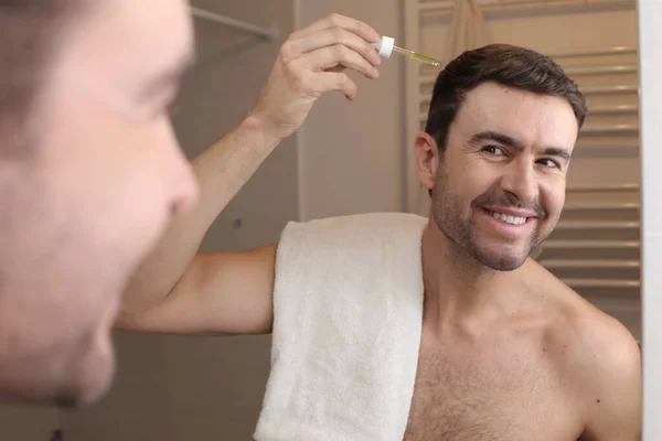 Yakışıklı Genç Adamın Portresi Banyoda Aynanın Önüne Saç Yağı Sürüyor — Stok fotoğraf