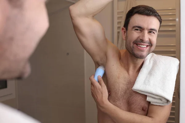 Potret Pria Muda Tampan Menerapkan Deodoran Ketiak Depan Cermin Kamar — Stok Foto