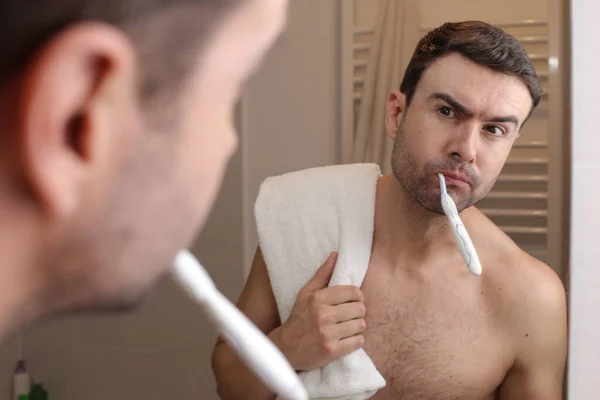 Porträt Eines Hübschen Jungen Mannes Beim Zähneputzen Vor Dem Spiegel — Stockfoto